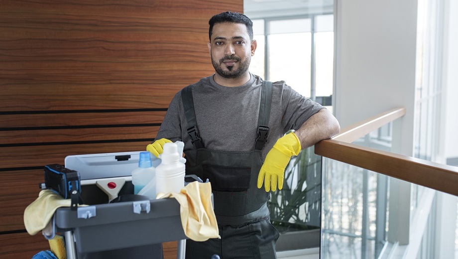 153 Medium Shot Smiley Man With Cleaning Cart Verkleinert